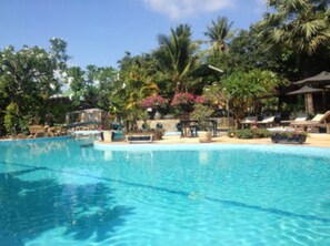 Una piscina al aire libre