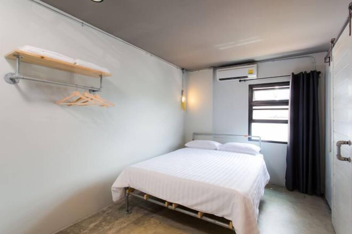 Blackout curtains, free WiFi, bed sheets