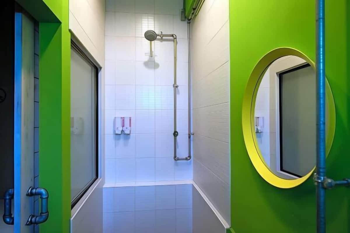 Salle de bain | Douche, articles de toilette gratuits, serviettes fournies
