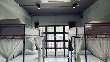Chambre Familiale, plusieurs lits, non-fumeurs, salle de bains commune | Rideaux occultants, Wi-Fi gratuit, draps fournis