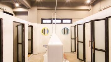 Chambre Familiale, plusieurs lits, non-fumeurs, salle de bains commune | Salle de bain | Douche, articles de toilette gratuits, serviettes fournies