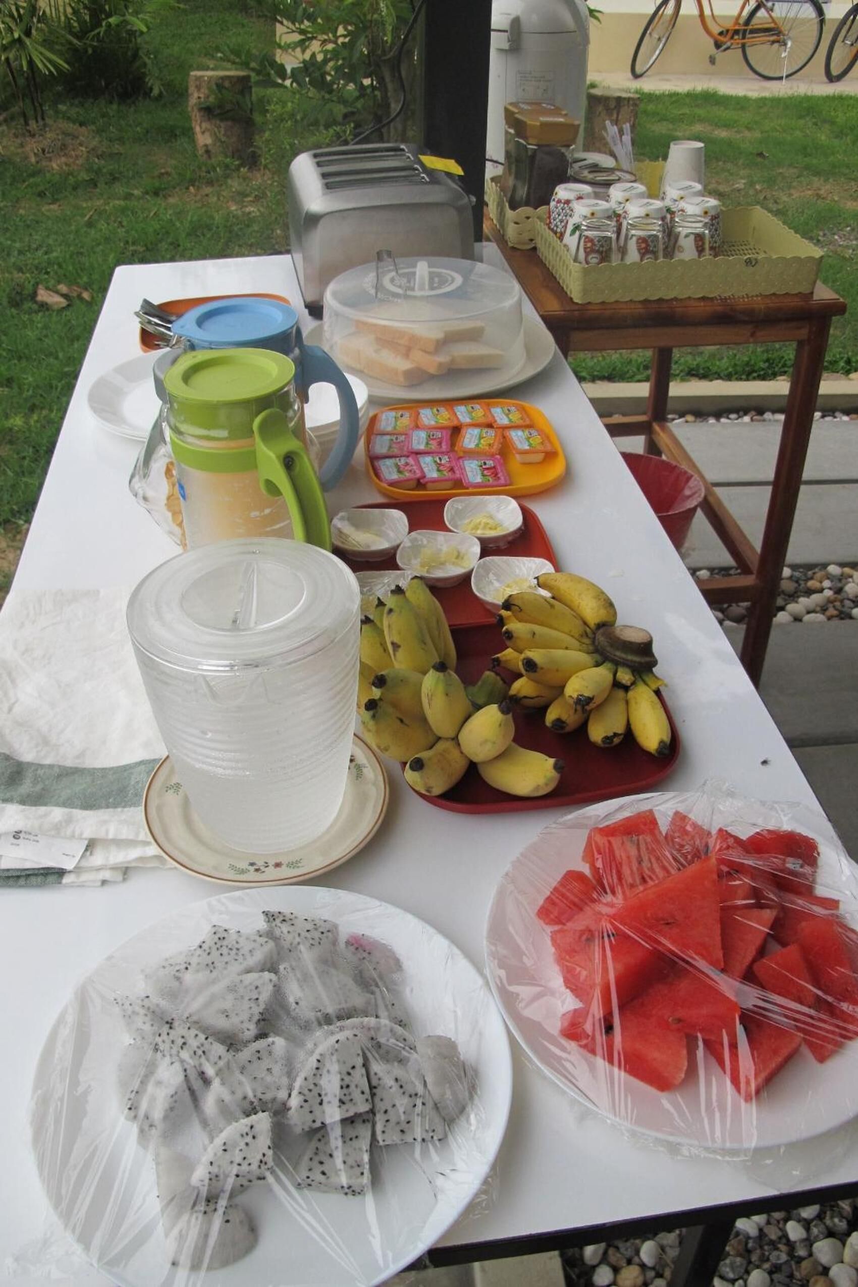 Una mesa con diferentes alimentos y un tostador.