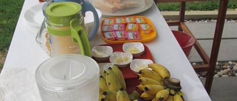 Una mesa con diferentes alimentos y un tostador.