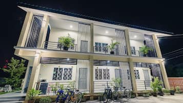 Bagian depan properti - sore/malam