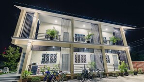 Front of property – evening/night - Sweet Dreams Guest House (Phetchaburi)