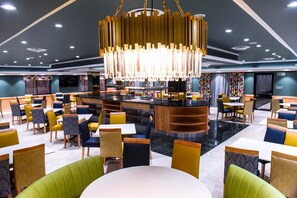 朝食、ランチ、ディナーに営業 (多国籍料理、ガーデン ビュー)