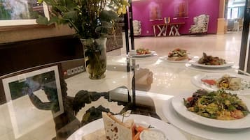 Petit déjeuner, déjeuner et dßner servis sur place, vue sur le jardin