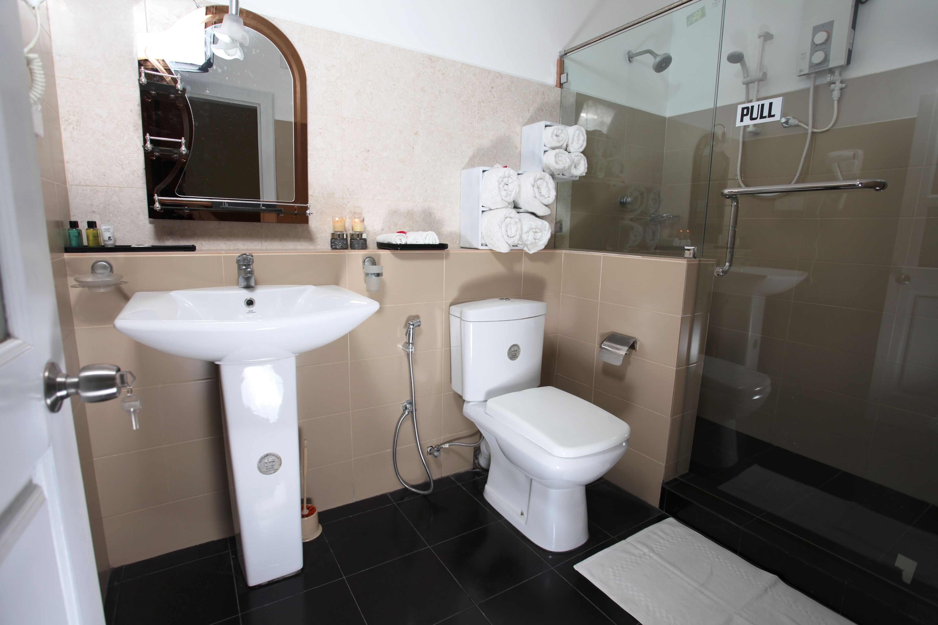 standard room | bathroom | free toiletries, hair dryer, bathrobes, slippers