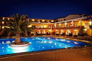 Piscina externa sazonal, funciona das 8h às 20h, guarda-sóis