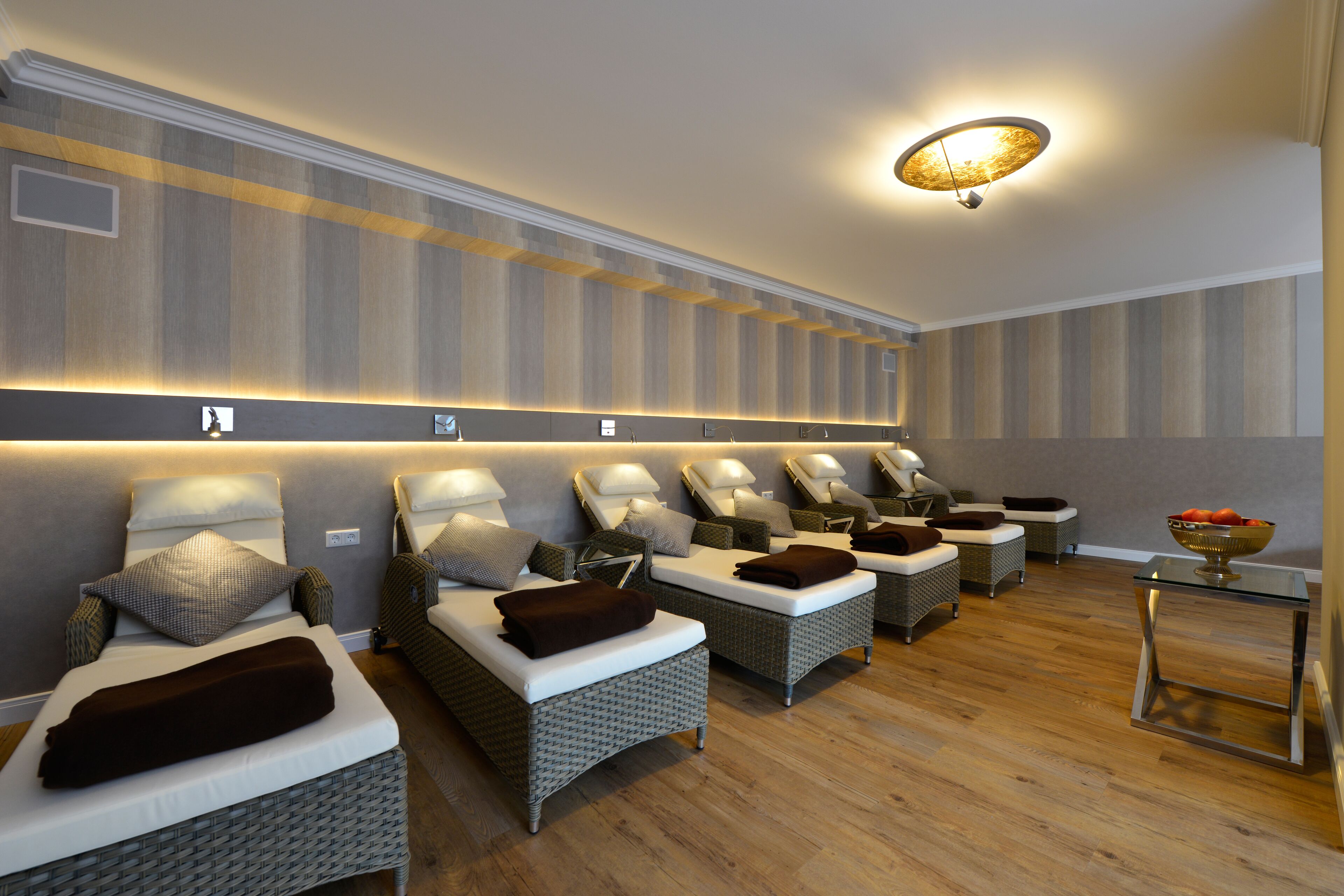 桑拿 、土耳其浴、身体护理、热石按摩、身体磨砂、面部护理