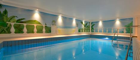 Kapalı yüzme havuzu