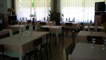 Breakfast, lunch and dinner served