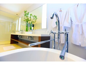 Luxury Suite, 4 Bedrooms, Resort View, Beachfront | Bathroom amenities - Green Turtle Villa (Kosgoda)