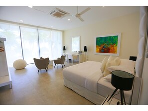 Suite de lujo, 4 habitaciones, vista al resort, frente al mar | Sala de estar | Televisión de pantalla plana 