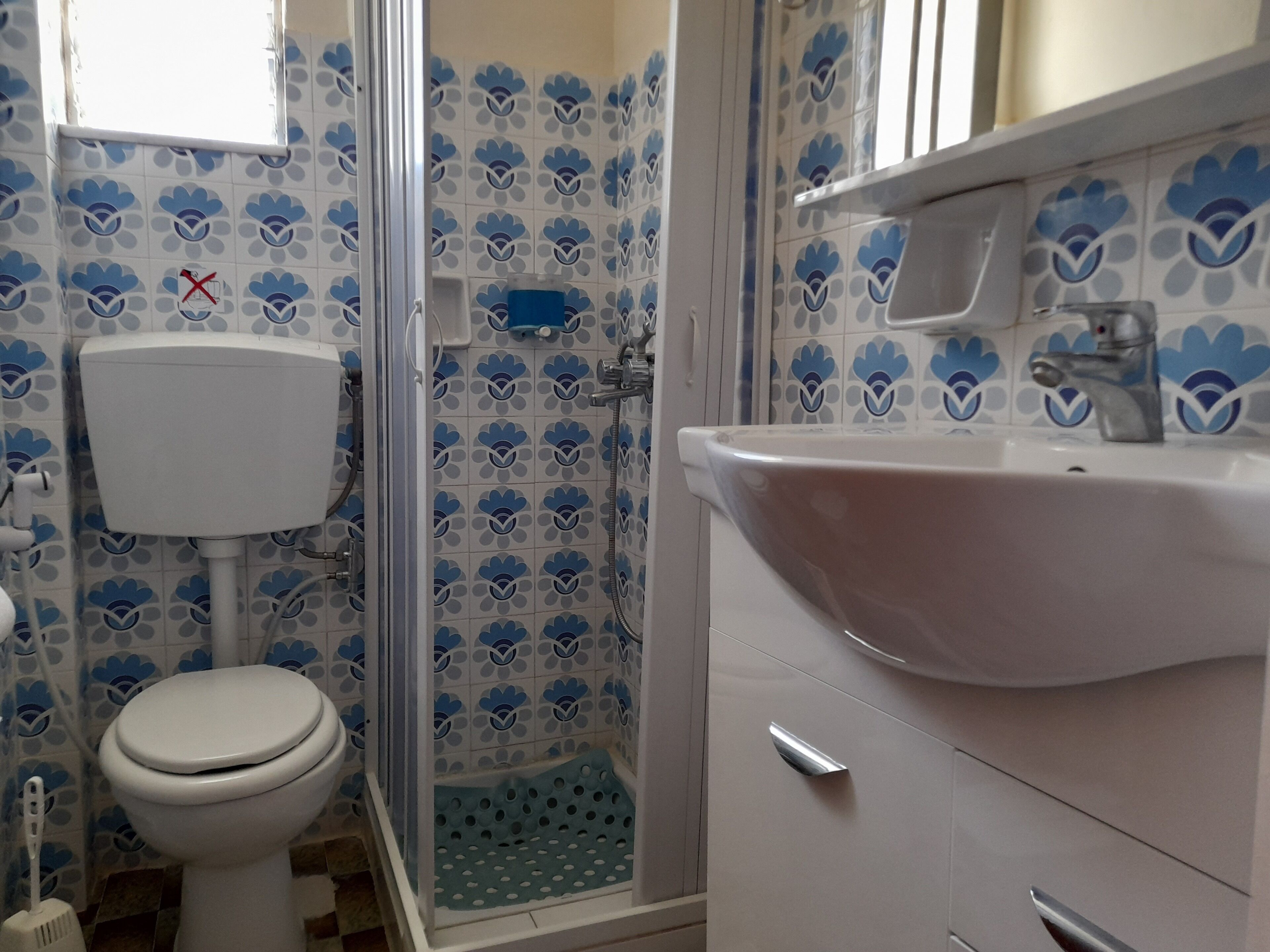 standard room | bathroom | shower, free toiletries, hair dryer, towels
