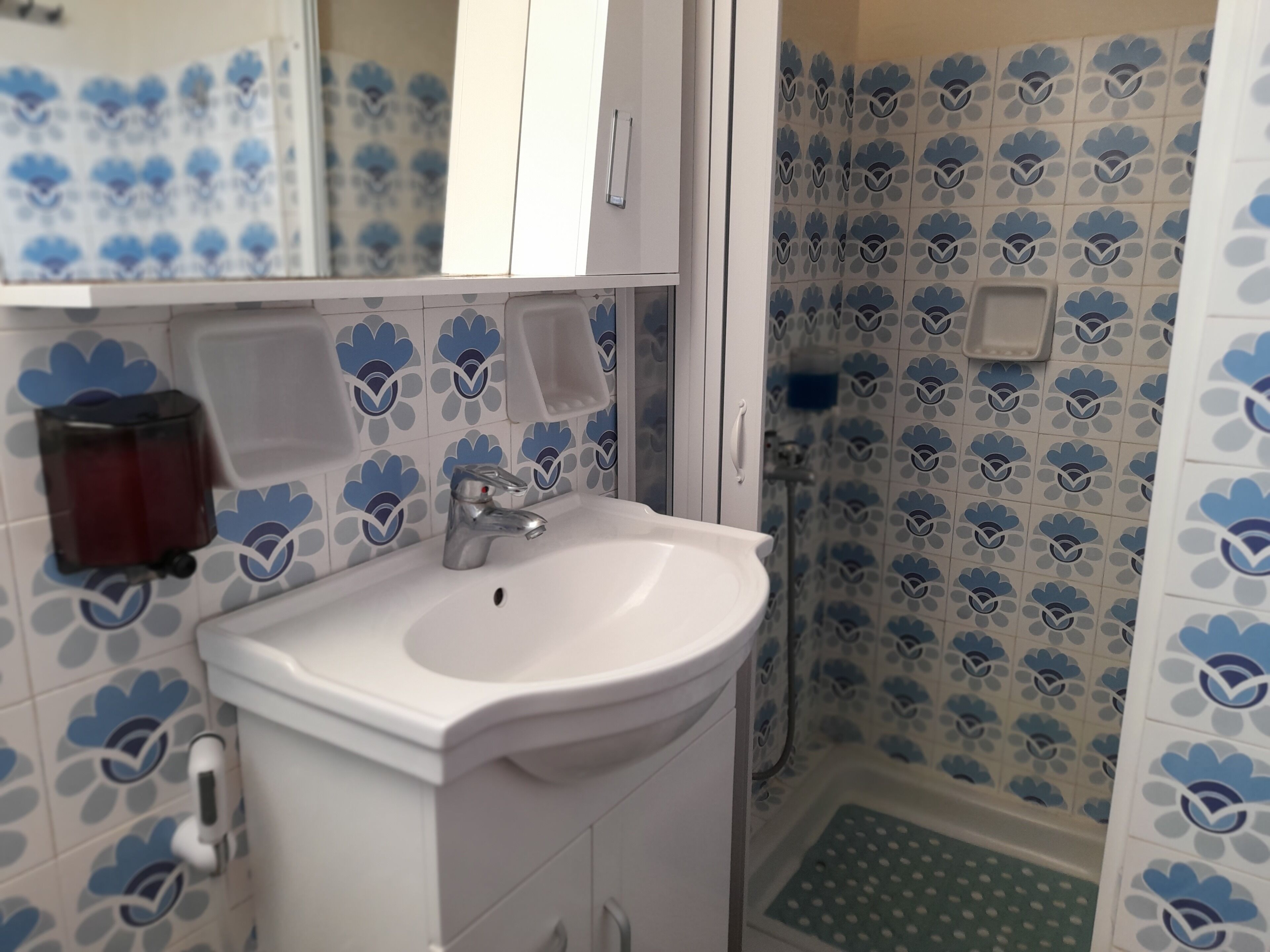 standard room | bathroom | shower, free toiletries, hair dryer, towels