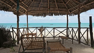 Plage, sable blanc, chaises longues, parasols