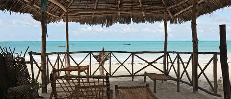 Plage, sable blanc, chaises longues, parasols