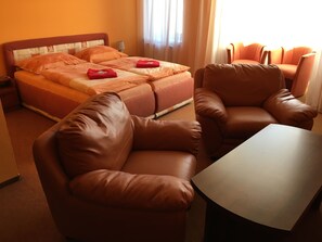 Suite, vasca da bagno | Una scrivania, Wi-Fi gratuito