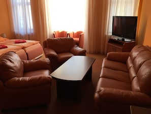 Suite, vasca da bagno | Una scrivania, Wi-Fi gratuito