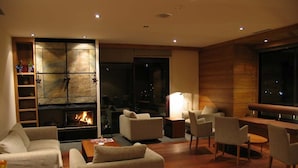 Ein modernes Wohnzimmer mit Kamin, Sofas und Couchtisch.