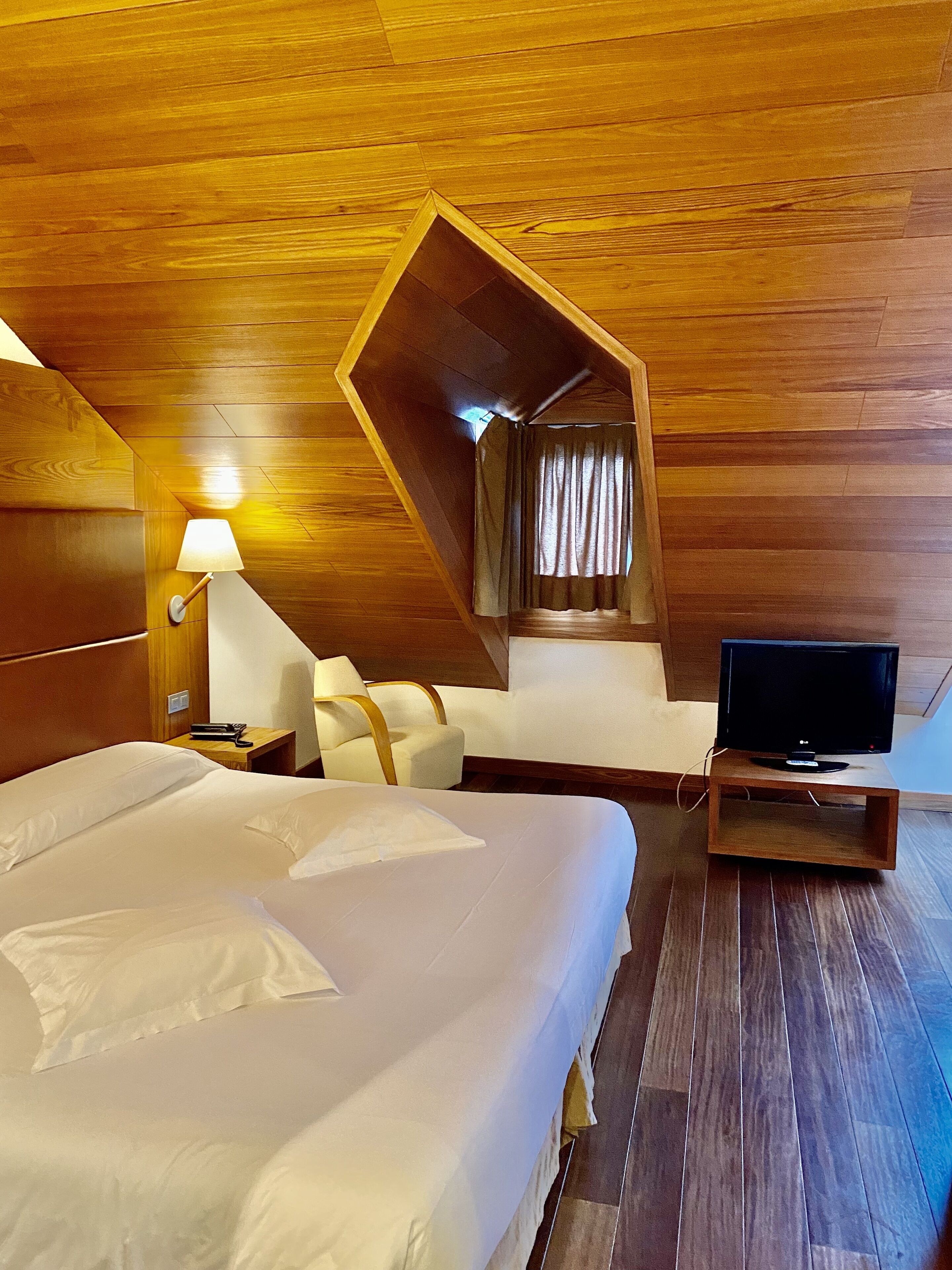 Comfort kamer, 1 twee- of 2 eenpersoonsbedden | Een minibar, een kluis op de kamer, een bureau, een laptopwerkplek