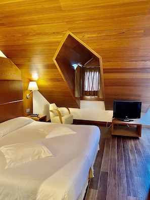 Comfort dubbelrum eller tvåbäddsrum | Minibar, värdeförvaringsskåp på rummet och skrivbord