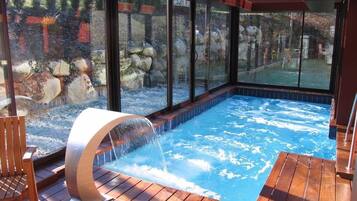 Alberca techada, alberca al aire libre y camastros