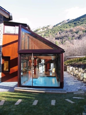Indoor pool, outdoor pool, pool loungers - Hotel Riberies & SPA by RdA Hotels (Llavorsi)