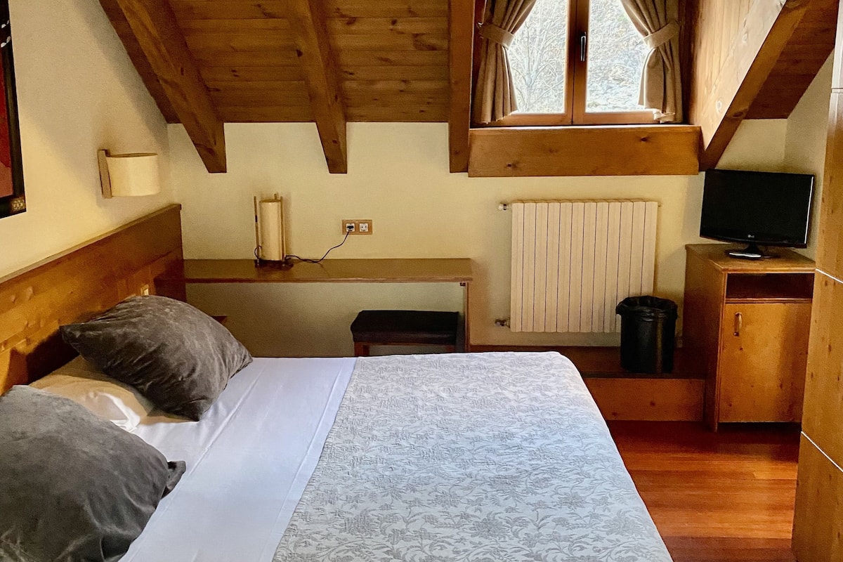 double room | minibar, in-room safe, desk, blackout curtains