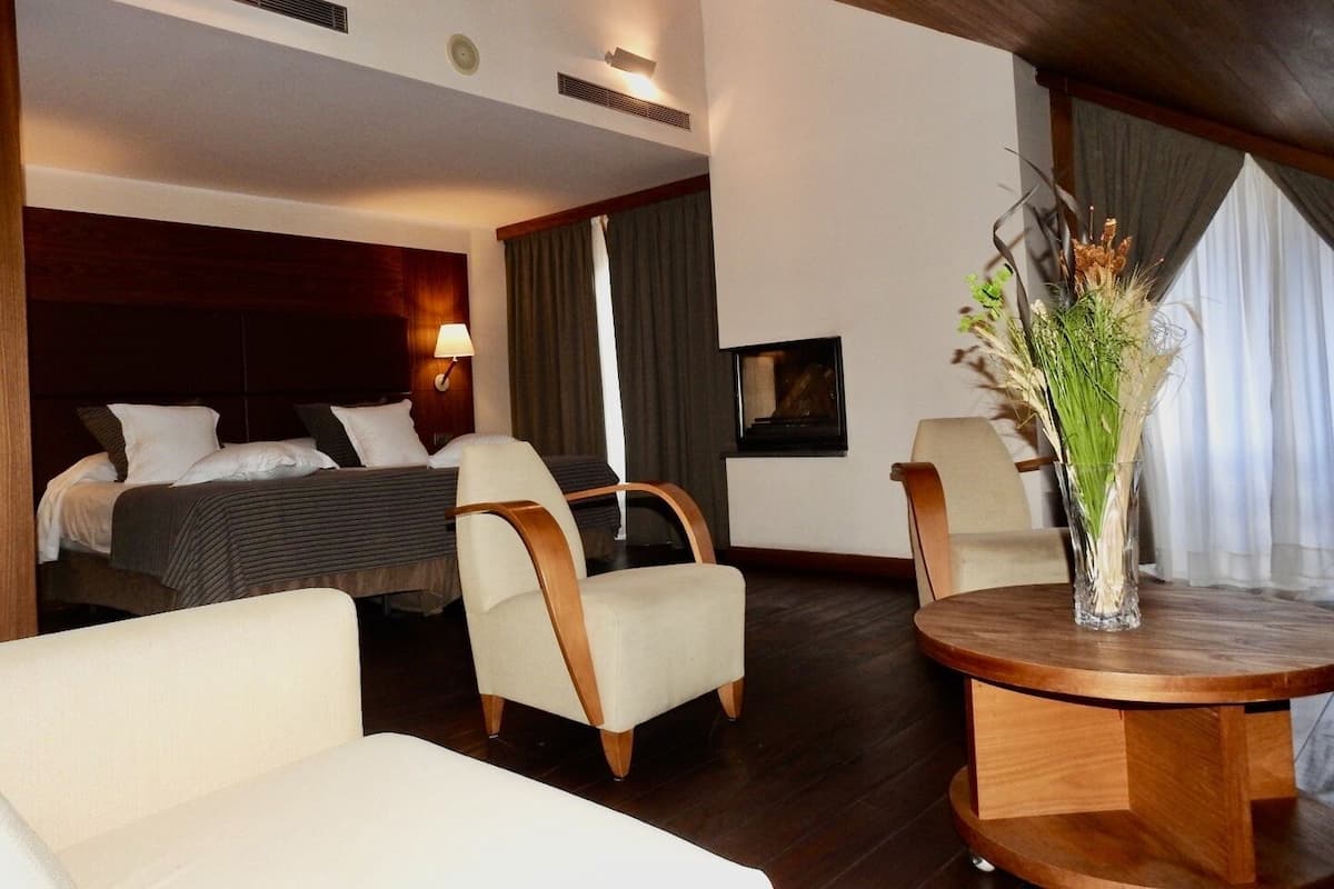 Deluxe Suite, Jetted Tub | Minibar, in-room safe, desk, laptop workspace