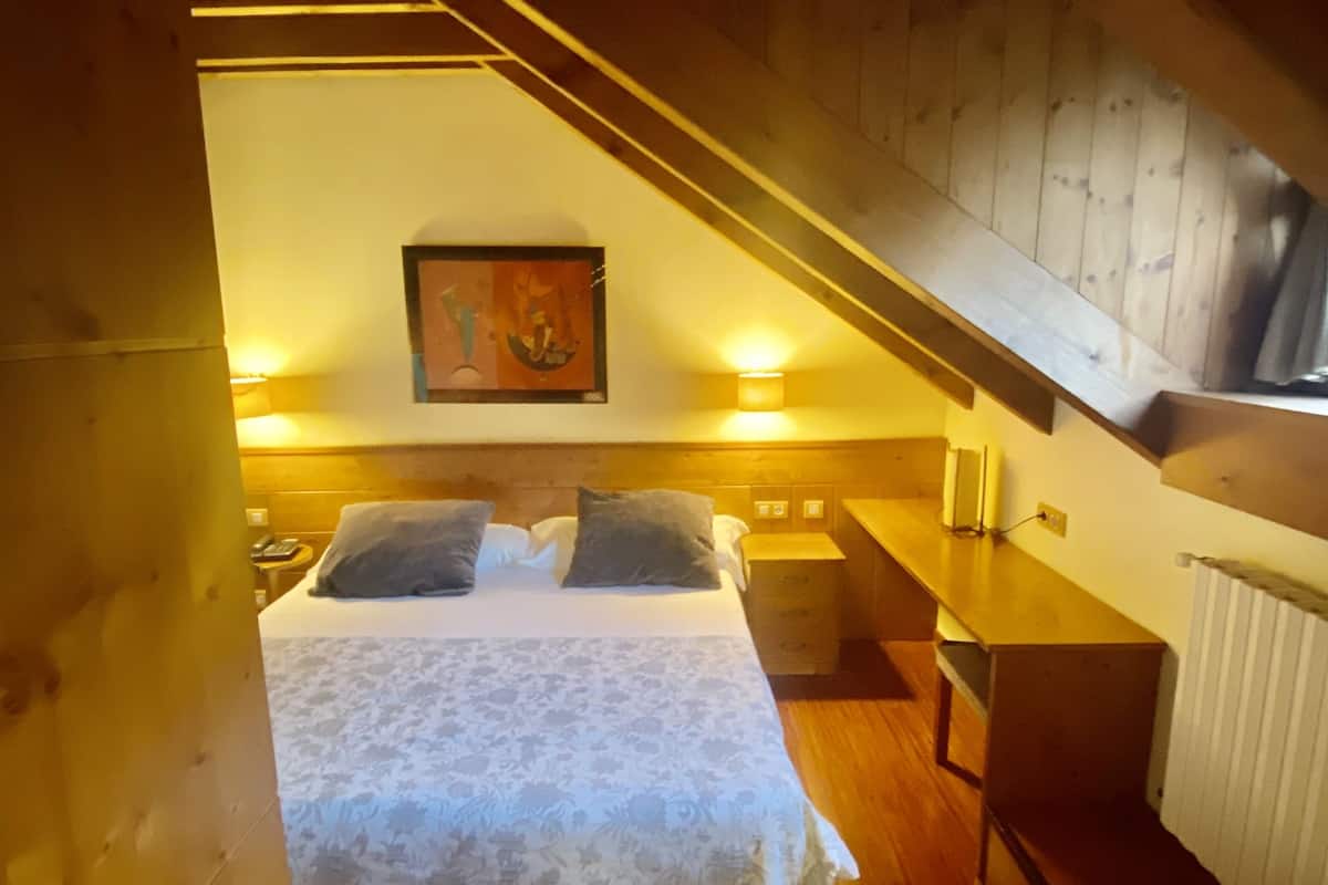 标准双人房或双床房 | 迷你吧、客房内保险箱、办公桌、笔记本电脑工作区