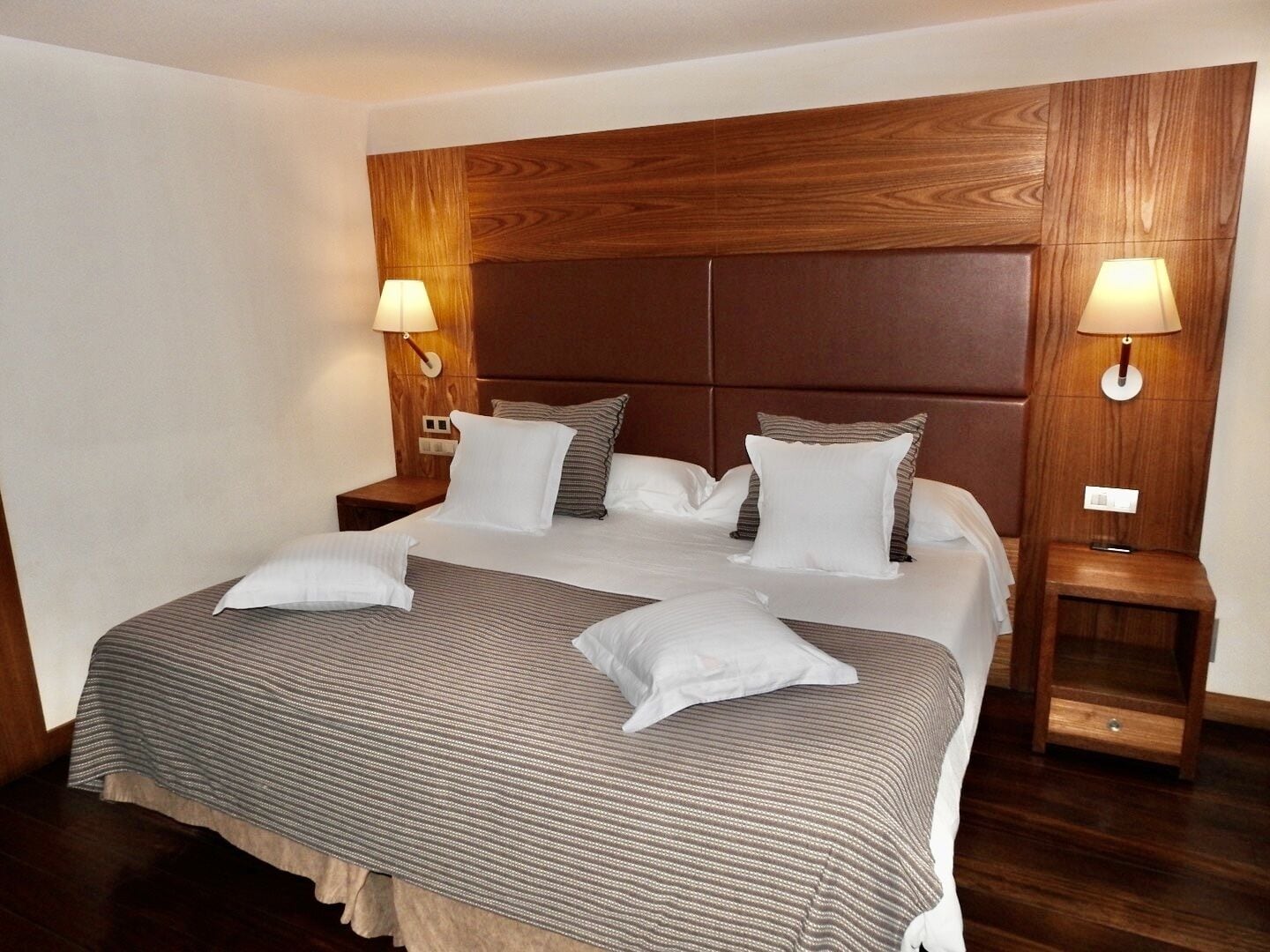 Quarto casal ou duplo conforto | Frigobar, cofres nos quartos, escrivaninha