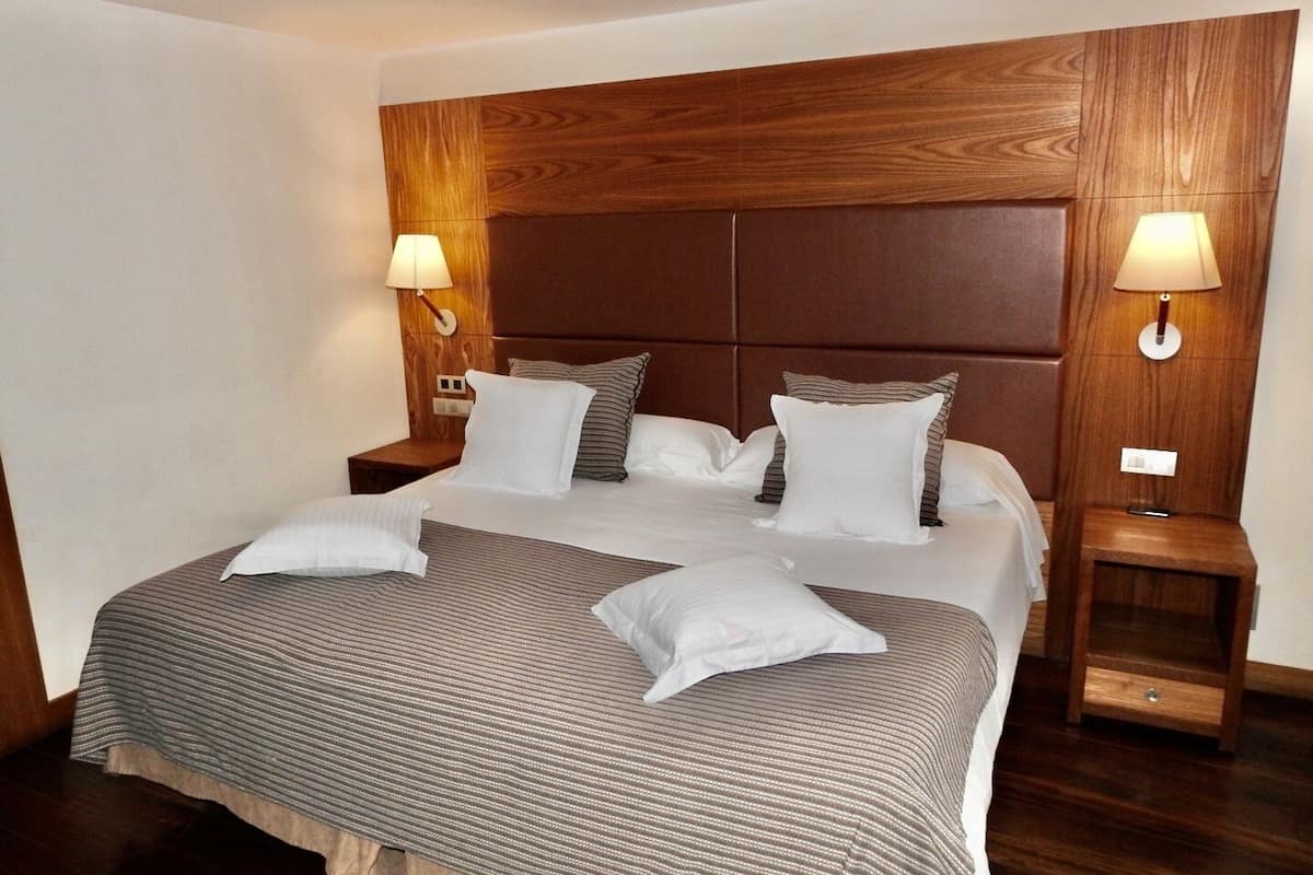 Comfort Double or Twin Room | Minibar, in-room safe, desk, laptop workspace