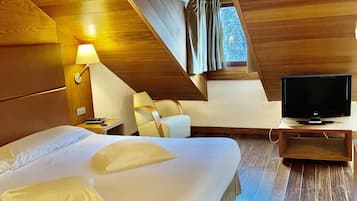 Comfort Double Room | Minibar, in-room safe, desk, blackout curtains