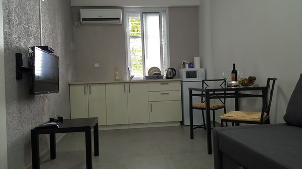 Familienstudio | Eigene Kochnische | Kühlschrank, Mikrowelle, Herdplatte, Wasserkocher