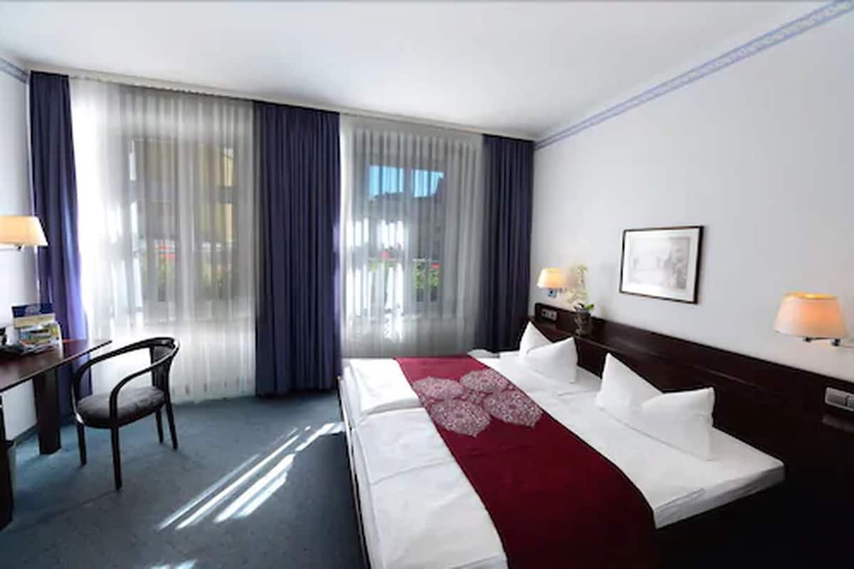 Een minibar, een kluis op de kamer, een bureau, geluiddichte muren