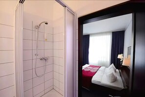 Minibar, in-room safe, desk, soundproofing - Hotel Goldener Adler (Bautzen)