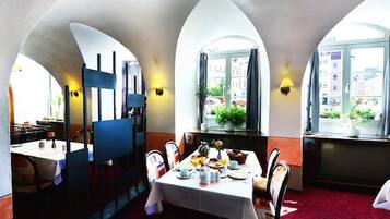 Bữa sáng buffet hàng ngày (10.50 EUR/mỗi người)