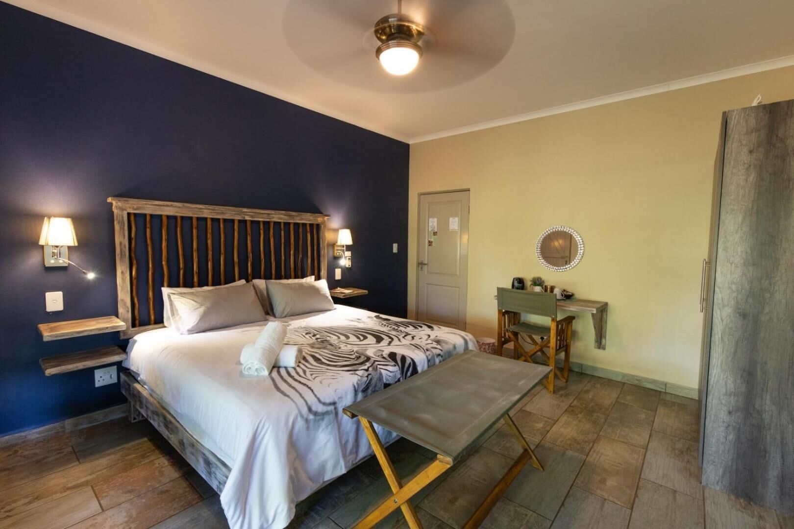 Quarto luxo, para não fumantes | Cofres nos quartos, escrivaninha, quartos à prova de som