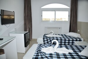 Premium bedding, minibar, in-room safe, blackout drapes - Hotel Fahd (Djerba Midun)