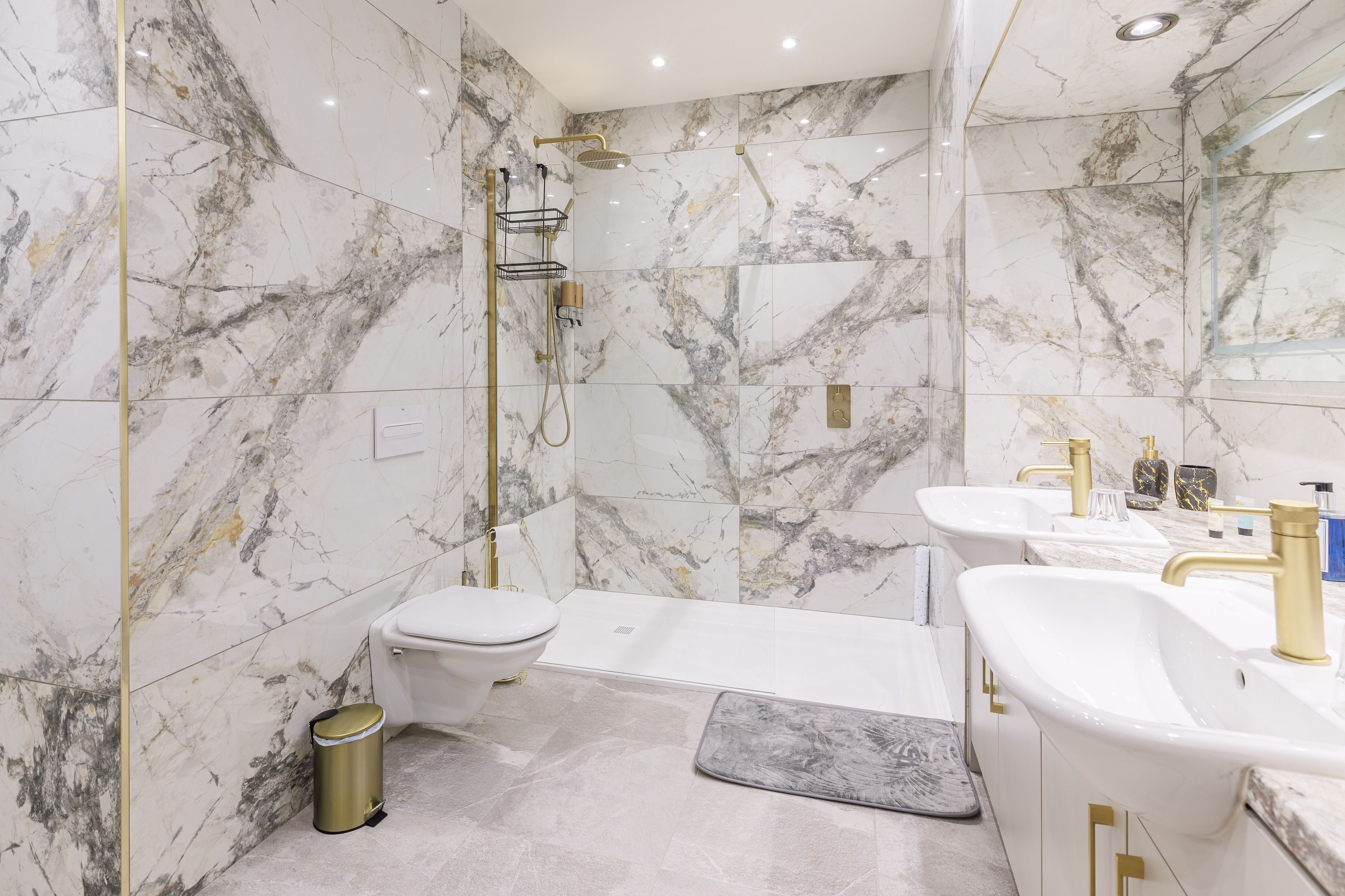 executive suite | bathroom | deep-soaking bathtub, free toiletries, hair dryer, towels