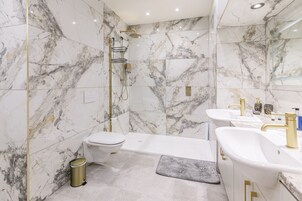 Deep-soaking bathtub, free toiletries, hair dryer, towels