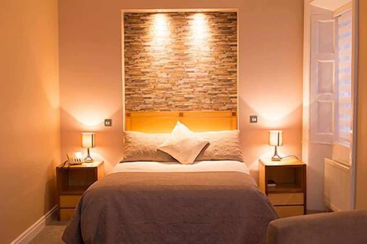 standard double room | desk, iron/ironing board, free wifi, bed sheets