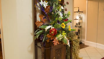 Un mueble de madera con un arreglo floral.