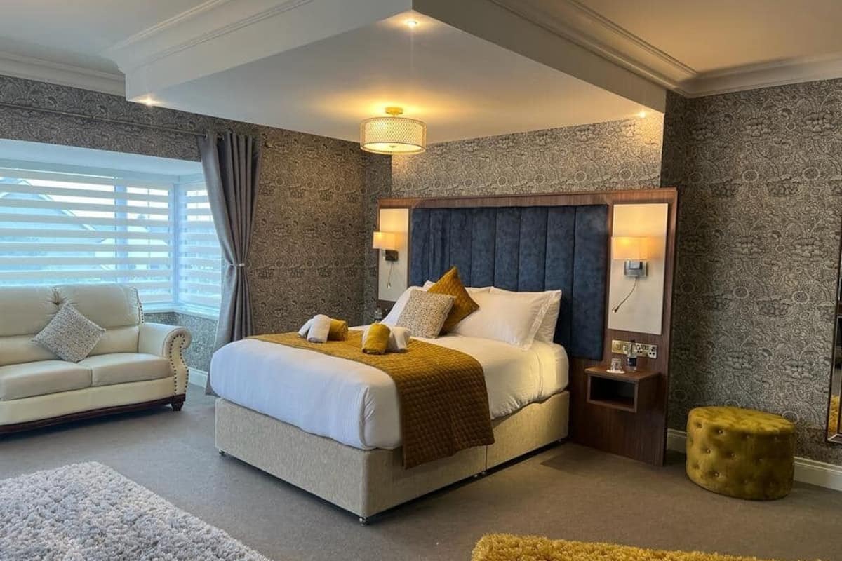 executive suite | desk, iron/ironing board, free wifi, bed sheets