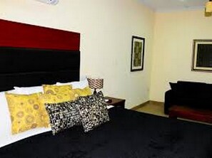 Deluxe Room | Hypo-allergenic bedding, individually decorated, individually furnished