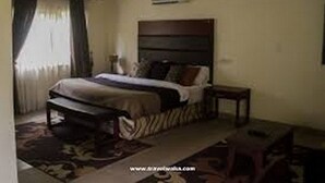 Seprai antialergi, meja kerja, dan ruang kerja ramah laptop