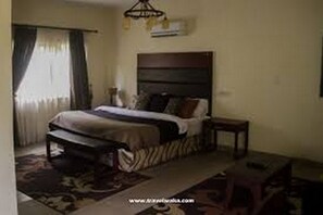 Hypo-allergenic bedding, individually decorated, individually furnished - Ikogosi Warm Springs (Ikogosi)