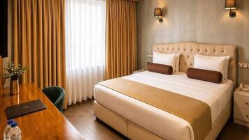 Chambre Confort double, 1 chambre, salle de bain privée | Literie de qualité, minibar, coffre-fort, bureau